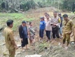 Bhabinkamtibnas Polres Humbahas Mediasi Warga Masalah Perbatasan Tanah Di Kecamatan Pakkat