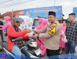 Polres Humbahas Bagikan Takjil Kepada Umat Muslim yang Melaksanakan Puasa