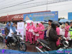 Ketua Bhayangkari cabang Humbang Hasundutan Berbagi Takjil, Wujud Kebersamaan di Bulan Ramadhan