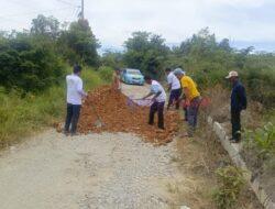 Relawan JTP-DENS Gotong-Royong Perbaiki Jalan Rusak di Desa Pohantonga, Menyambut Kehadiran Calon Bupati