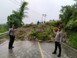 Polsek Jajaran Polres Samosir Cek Lokasi Longsor yang Menutupi Jalan Umum