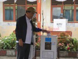 Bupati Humbahas Gunakan Hak Pilih di Desa Pakkat Kecamatan Doloksanggul