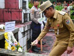 Wakil Bupati Humbang Hasundutan Bersama Kapolres Humbang Hasundutan Memberikan Penghormatan Terakhir Kepada Almarhum Irjen Pol Alpiner Sinaga