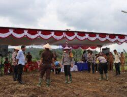 Polres Taput Dukung Program Kerja 100 Hari Presiden RI Dalam Rangka Ketahanan Pangan 2025, Turut Menanam Jagung