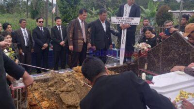 Ketum PSBI Effendi Simbolon Ikuti Acara Pemakaman Ibunda Ephorus Sampai ke-Peristirahatan Terakhir 