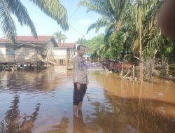 Hampir Surut, Bhabinkamtibmas Rutin Sambangi Warga