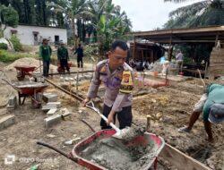 Bhabinkamtibmas Polsek Kerumutan Ikut Gotong Royong Bangun Rumah Warga