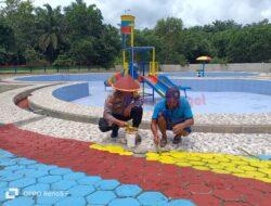 Polisi Bersama Perangkat Desa Gelar Gotong Royong di Kolam Renang Desa Beringin Makmur