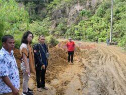 Wakil Bupati Junita Rebeka Marbun, SH, MAP Meninjau Bencana Tanah Longsor dan Banjir di Kecamatan Pakkat