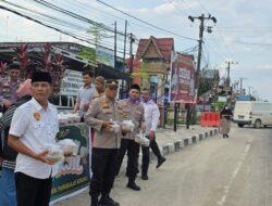 Ramadhan Berkah, Polsek Pangkalan Kerinci Bagikan Takjil untuk Warga