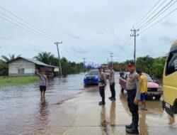 Polisi Pengaturan Arus Lalu Lintas di Lokasi Banjir Jalan Lintas Timur KM 83, Pelalawan