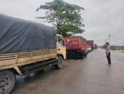 Banjir Genangi Jalan Lintas Timur, Polsek Pangkalan Kerinci Amankan Arus Lalu Lintas