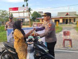 Polsek Teluk Meranti Berbagi Takjil di Tengah Suasana Ramadhan