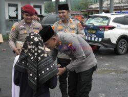 Polres Taput Berbagi Kasih Dengan Bagi-Bagi Takjil Persiapan Buka Puasa Bersama Umat Muslim