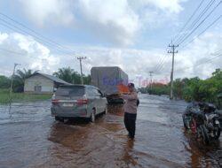 Personel Polsek Kerumutan Siaga di Lokasi Banjir Jalintim Sumatera