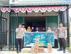Polsek Pangkalan Kerinci Berbagi Sembako dalam Program Jumat Berkah
