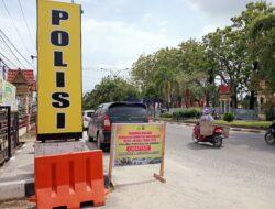 Dukung Mudik Aman, Polsek Pangkalan Kerinci Pasang Spanduk Penitipan Kendaraan