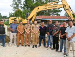 Bupati Humbahas Tinjau Langsung Perbaikan Drainase di Depan Simpang Bakkara