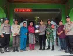 Kapolsek Teluk Meranti Serahkan Bibit Pohon Buah dari Kapolda Riau kepada Camat yang Berulang Tahun