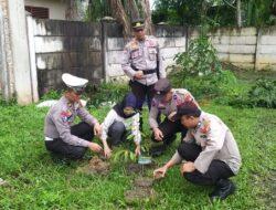 Ulang Tahun Personel Polsek Pangkalan Kuras Dirayakan dengan Penanaman Bibit Buah