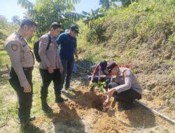 Dukung Program Kapolda, Polsek Pangkalan Kerinci Tanam Pohon di RTH Mekarjaya