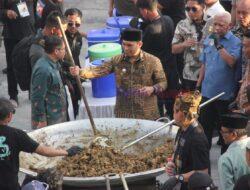 Wakil Bupati Simalungun Benny Gusman Sinaga Bagikan Nasi Ayam Rica-Rica Andaliman dalam Perayaan HUT ke-77 Provinsi Sumut