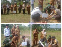 Polsek Langgam Bersama Forkopimcam Tanam Bibit Pohon untuk Dukung Program Penghijauan