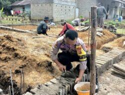 Aksi Nyata Bhabinkamtibmas Kerumutan, Bangun Kepercayaan Lewat Gotong Royong