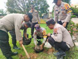 Polsek Ukui Hijaukan Lingkungan, Tanam Pohon di Sekitar Mako