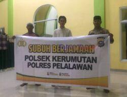 Subuh Berjamaah, Polsek Kerumutan Bangun Kedekatan dengan Warga