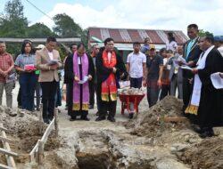 Bupati Humbahas Bersama Bishop Letakkan Batu Penjuru Pembangunan GPP Estomihi Pearung