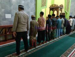 Dekatkan Diri dengan Warga, Polsek Kerumutan Salat Maghrib Bersama Masyarakat