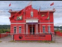 Bendera Merah Putih Terbalik Berkibar dikantor DPC PDI-P Tapanuli Utara