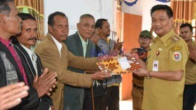 Bupati Humbahas Melepas Anak PAUD Anugerah Sekaligus Menerima Surat Tanah dari Pomparan Namora Panaluan Sianturi
