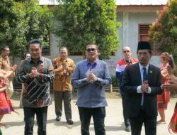 Anggota DPR RI Sabam Sinaga bersama Bupati dan Ketua DPRD Humbahas Serahkan PIP di UPT SMP N 015 Lintongnihuta