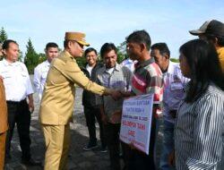 Bupati Humbahas Bersama TMI Serahkan Traktor Kepada Kelompok Tani