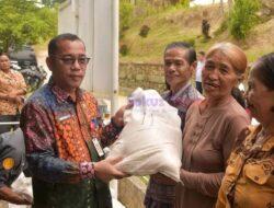 Bupati Humbahas Serahkan Bantuan Beras Kepada Korban Longsor di Kecamatan Pakkat