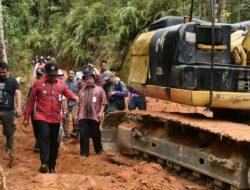 Melayani Tanpa Pamrih, Bupati Bersama DPRD Humbahas Tinjau Rehabilitasi Jalan di Sijamapolang