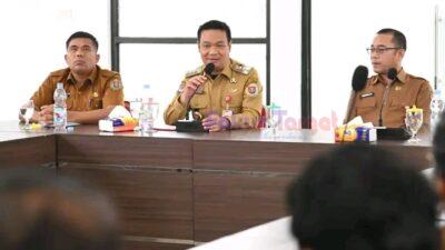 Bupati Humbang Hasundutan Serahkan Bantuan Sosial Bimbingan Sosial dan Usaha Ekonomi Produktif (UEP)