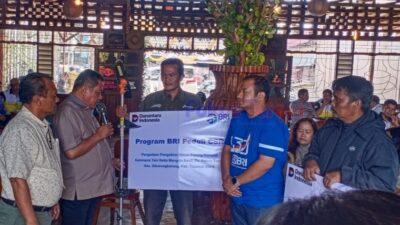 BRI Salurkan Mesin Potong Rumput untuk Petani Taput