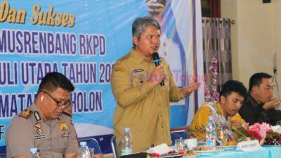 Arah Pembangunan Pemerintah Kabupaten Tapanuli Utara fokus pada 3 hal, termasuk SDM Unggul.   Gereja HKBP Lumban Baringin, Sipoholon. (Senin/23 Februari 2026)  Pimpin Musyawarah Rencana Pembangunan (Musrembang) Kecamatan Sipoholon Tahun 2027, Wakil Bupati Tapanuli Utara Dr. Deni P. Lumbantoruan, M. Eng menjelaskan bahwa Pembangunan Pemerintah Kabupaten Tapanuli Utara kedepannya fokus pada 3 hal yaitu: peningkatan kualitas sumber daya manusia (SDM) unggul, Peningkatan Produktifitas Pertanian, serta Pemberdayaan Pariwisata (Salib Kasih, Huta Ginjang, Pulau Sibandang).   “3 hal ini yang menjadi fokus utama kita yang didukung seluruh sektor terkait, perencanaan kita harus menyesuaikan dengan fokus pada 3 hal ini selain program dari pemerintah atasan.  SDM unggul bukan hanya sebatas pendidikan SDM secara formal, tetapi termasuk kepada tenaga kerja yang unggul”, jelas Wakil Bupati.   Wakil Bupati juga berpesan pentingnya pada musrembang ini agar dilakukan evaluasi terhadap kondisi sosial masyarakat, karakter generasi muda, kebersihan lingkungan.   “Mari seluruh perangkat daerah hingga perangkat desa aktif terlibat dalam kondisi permasalahan dalam masyarakat agar tetap kondusif, mampu memberikan solusi atau berkoordinasi terhadap permasalahan di masyarakat”, pesan Wakil Bupati.  Diakhir pertemuan tersebut, Wakil Bupati menantang setiap desa untuk pembuatan ‘takkal’ suatu upaya untuk pengolahan sampah organik menjadi kompos sebagai wujud TABIR (Tapanuli Utara Bersih Indah dan Rapi) sekaligus mendukung pertanian.