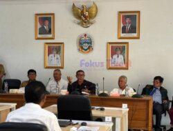 Bupati Tapanuli Utara Tekankan Kompetensi, Integritas, dan Kepemimpinan dalam Seleksi JPT Pratama  Bupati Tapanuli Utara Dr. Jonius Taripar Parsaoran Hutabarat, S.Si., M.Si menegaskan komitmen Pemerintah Kabupaten Tapanuli Utara dalam membangun birokrasi yang profesional, transparan, dan akuntabel melalui pelaksanaan Seleksi Kompetensi Bidang (Pemaparan Makalah dan Wawancara) pada Pengisian Jabatan Pimpinan Tinggi Pratama (JPT Pratama) secara terbuka Tahun 2026. Penegasan itu disampaikan Bupati saat memberikan bimbingan dan arahan pada pembukaan kegiatan yang berlangsung di Kantor UPTD Pusat Assessment Provinsi Sumatera Utara, Medan, Senin (30/3/2026).  Arahan Bupati dihadapan 37 orang peserta menyampaikan bahwa seleksi terbuka tersebut merupakan wujud nyata keseriusan Pemerintah Kabupaten Tapanuli Utara dalam menerapkan sistem merit, yakni penempatan aparatur sipil negara berdasarkan kompetensi, kualifikasi, dan kinerja, tanpa diskriminasi.  Lebih lanjut, Bupati menekankan bahwa proses seleksi tidak hanya didasarkan pada kemampuan teknis semata, tetapi juga menilai aspek kepemimpinan, integritas, serta kemampuan membangun kerja sama dengan seluruh elemen masyarakat dan pemerintah.  “Pelaksanaan seleksi terbuka ini merupakan wujud nyata komitmen pemerintah daerah dalam menerapkan sistem merit, yaitu menempatkan ASN berdasarkan kompetensi, kualifikasi, dan kinerja tanpa diskriminasi. Hal ini sejalan dengan upaya kita bersama untuk mewujudkan tata kelola pemerintahan yang transparan dan akuntabel,” ujar Bupati.  Bupati juga menegaskan bahwa Pemerintah Kabupaten Tapanuli Utara membuka ruang seluas-luasnya kepada para peserta yang memenuhi syarat, baik dari dalam maupun dari luar Kabupaten Tapanuli Utara, untuk ikut berkompetisi secara sehat dalam mengisi jabatan-jabatan strategis di lingkungan pemerintah daerah.  “Melalui seleksi terbuka ini, kita membuka peluang kepada semua pihak, baik yang berasal dari Kabupaten Tapanuli Utara maupun dari luar Kabupaten Tapanuli Utara untuk berpartisipasi dalam mengisi posisi-posisi penting. Saya menekankan bahwa proses seleksi ini tidak hanya berdasarkan pada kemampuan teknis, namun juga pada aspek kepemimpinan yang mampu bekerja sama dengan seluruh elemen masyarakat dan pemerintah,” tegasnya.  Pernyataan tersebut menegaskan bahwa Pemerintah Kabupaten Tapanuli Utara menginginkan pejabat pimpinan tinggi pratama yang bukan hanya unggul dalam aspek administratif dan teknis, tetapi juga mampu menjadi penggerak organisasi, memperkuat kolaborasi, dan menghadirkan pelayanan publik yang lebih optimal