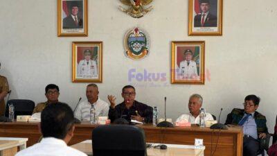 Bupati Tapanuli Utara Tekankan Kompetensi, Integritas, dan Kepemimpinan dalam Seleksi JPT Pratama  Bupati Tapanuli Utara Dr. Jonius Taripar Parsaoran Hutabarat, S.Si., M.Si menegaskan komitmen Pemerintah Kabupaten Tapanuli Utara dalam membangun birokrasi yang profesional, transparan, dan akuntabel melalui pelaksanaan Seleksi Kompetensi Bidang (Pemaparan Makalah dan Wawancara) pada Pengisian Jabatan Pimpinan Tinggi Pratama (JPT Pratama) secara terbuka Tahun 2026. Penegasan itu disampaikan Bupati saat memberikan bimbingan dan arahan pada pembukaan kegiatan yang berlangsung di Kantor UPTD Pusat Assessment Provinsi Sumatera Utara, Medan, Senin (30/3/2026).  Arahan Bupati dihadapan 37 orang peserta menyampaikan bahwa seleksi terbuka tersebut merupakan wujud nyata keseriusan Pemerintah Kabupaten Tapanuli Utara dalam menerapkan sistem merit, yakni penempatan aparatur sipil negara berdasarkan kompetensi, kualifikasi, dan kinerja, tanpa diskriminasi.  Lebih lanjut, Bupati menekankan bahwa proses seleksi tidak hanya didasarkan pada kemampuan teknis semata, tetapi juga menilai aspek kepemimpinan, integritas, serta kemampuan membangun kerja sama dengan seluruh elemen masyarakat dan pemerintah.  “Pelaksanaan seleksi terbuka ini merupakan wujud nyata komitmen pemerintah daerah dalam menerapkan sistem merit, yaitu menempatkan ASN berdasarkan kompetensi, kualifikasi, dan kinerja tanpa diskriminasi. Hal ini sejalan dengan upaya kita bersama untuk mewujudkan tata kelola pemerintahan yang transparan dan akuntabel,” ujar Bupati.  Bupati juga menegaskan bahwa Pemerintah Kabupaten Tapanuli Utara membuka ruang seluas-luasnya kepada para peserta yang memenuhi syarat, baik dari dalam maupun dari luar Kabupaten Tapanuli Utara, untuk ikut berkompetisi secara sehat dalam mengisi jabatan-jabatan strategis di lingkungan pemerintah daerah.  “Melalui seleksi terbuka ini, kita membuka peluang kepada semua pihak, baik yang berasal dari Kabupaten Tapanuli Utara maupun dari luar Kabupaten Tapanuli Utara untuk berpartisipasi dalam mengisi posisi-posisi penting. Saya menekankan bahwa proses seleksi ini tidak hanya berdasarkan pada kemampuan teknis, namun juga pada aspek kepemimpinan yang mampu bekerja sama dengan seluruh elemen masyarakat dan pemerintah,” tegasnya.  Pernyataan tersebut menegaskan bahwa Pemerintah Kabupaten Tapanuli Utara menginginkan pejabat pimpinan tinggi pratama yang bukan hanya unggul dalam aspek administratif dan teknis, tetapi juga mampu menjadi penggerak organisasi, memperkuat kolaborasi, dan menghadirkan pelayanan publik yang lebih optimal