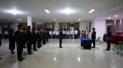 ‎Segarkan Birokrasi, Bupati JTP Lantik Pejabat Eselon II dan Beri Deadline Satu Minggu Serahkan Program Konkret ‎ ‎Bupati Tapanuli Utara Dr. Jonius Taripar Parsaoran Hutabarat (JTP) secara resmi melantik Pejabat Pimpinan Tinggi Pratama dan Pejabat Administrator di lingkungan Pemerintah Kabupaten Tapanuli Utara. Pelantikan yang dilaksanakan berdasarkan SK Bupati Nomor 100.3.3.2/236/V/2026 ini berlangsung khidmat di Aula Martua, Kantor Bupati Tapanuli Utara, Rabu (06/05/2026). ‎ ‎​Dalam arahannya, Bupati JTP Hutabarat menegaskan bahwa pelantikan ini merupakan langkah strategis untuk penyegaran organisasi dan penyesuaian kebutuhan pelayanan publik yang semakin dinamis. Beliau menekankan bahwa jabatan yang diamanahkan harus dijaga dengan integritas tinggi melalui pakta integritas dan kontrak kerja yang telah disepakati bersama. ‎ ‎​”Pelantikan ini bukan sekadar seremoni, melainkan upaya kita untuk memaksimalkan kinerja birokrasi. Saya merasa penilaian masyarakat terhadap kinerja kita masih perlu ditingkatkan. Oleh karena itu, saya meminta komitmen penuh dari saudara-saudara yang baru dilantik untuk bekerja bersama pimpinan demi pencapaian visi dan misi Tapanuli Utara,” tegas Bupati JTP. ‎ ‎​Bupati juga memberikan instruksi khusus kepada para pejabat yang baru dilantik untuk segera bergerak cepat. Beliau memberikan tenggat waktu satu minggu bagi setiap Organisasi Perangkat Daerah (OPD) untuk menyerahkan rincian program konkret hasil breakdown dari visi dan misi Bupati. ‎ ‎​”Saya minta dalam satu minggu ke depan, semua dinas memberikan program yang konkret kepada kami. Jangan sampai pimpinan yang harus menjadi kepala dinas. Saudara harus mampu menjadi mitra kerja yang produktif dan memberikan ide-ide segar,” tambahnya. ‎ ‎​Menutup arahannya, Bupati mengingatkan pentingnya dukungan keluarga, terutama para istri, dalam menunjang kinerja suami. Beliau berharap para pejabat dapat melangkah tegak dalam melakukan karya mulia sebagai pelayan masyarakat di Tapanuli Utara. ‎ ‎​Turut hadir dalam pelantikan tersebut, Wakil Bupati Tapanuli Utara Dr. Deni Parlindungan Lumbantoruan, M. Eng, Sekretaris Daerah Henry M. M. Sitompul, M. Si, Ketua TP PKK Taput Ny. Neny Angelina JTP Hutabarat, Ketua DWP Kabupaten Tapanuli Utara, para rohaniawan, pimpinan perangkat daerah, serta keluarga ‎Segarkan Birokrasi, Bupati JTP Lantik Pejabat Eselon II dan Beri Deadline Satu Minggu Serahkan Program Konkretpejabat yang dilantik.