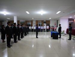 ‎Segarkan Birokrasi, Bupati JTP Lantik Pejabat Eselon II dan Beri Deadline Satu Minggu Serahkan Program Konkret ‎ ‎Bupati Tapanuli Utara Dr. Jonius Taripar Parsaoran Hutabarat (JTP) secara resmi melantik Pejabat Pimpinan Tinggi Pratama dan Pejabat Administrator di lingkungan Pemerintah Kabupaten Tapanuli Utara. Pelantikan yang dilaksanakan berdasarkan SK Bupati Nomor 100.3.3.2/236/V/2026 ini berlangsung khidmat di Aula Martua, Kantor Bupati Tapanuli Utara, Rabu (06/05/2026). ‎ ‎​Dalam arahannya, Bupati JTP Hutabarat menegaskan bahwa pelantikan ini merupakan langkah strategis untuk penyegaran organisasi dan penyesuaian kebutuhan pelayanan publik yang semakin dinamis. Beliau menekankan bahwa jabatan yang diamanahkan harus dijaga dengan integritas tinggi melalui pakta integritas dan kontrak kerja yang telah disepakati bersama. ‎ ‎​”Pelantikan ini bukan sekadar seremoni, melainkan upaya kita untuk memaksimalkan kinerja birokrasi. Saya merasa penilaian masyarakat terhadap kinerja kita masih perlu ditingkatkan. Oleh karena itu, saya meminta komitmen penuh dari saudara-saudara yang baru dilantik untuk bekerja bersama pimpinan demi pencapaian visi dan misi Tapanuli Utara,” tegas Bupati JTP. ‎ ‎​Bupati juga memberikan instruksi khusus kepada para pejabat yang baru dilantik untuk segera bergerak cepat. Beliau memberikan tenggat waktu satu minggu bagi setiap Organisasi Perangkat Daerah (OPD) untuk menyerahkan rincian program konkret hasil breakdown dari visi dan misi Bupati. ‎ ‎​”Saya minta dalam satu minggu ke depan, semua dinas memberikan program yang konkret kepada kami. Jangan sampai pimpinan yang harus menjadi kepala dinas. Saudara harus mampu menjadi mitra kerja yang produktif dan memberikan ide-ide segar,” tambahnya. ‎ ‎​Menutup arahannya, Bupati mengingatkan pentingnya dukungan keluarga, terutama para istri, dalam menunjang kinerja suami. Beliau berharap para pejabat dapat melangkah tegak dalam melakukan karya mulia sebagai pelayan masyarakat di Tapanuli Utara. ‎ ‎​Turut hadir dalam pelantikan tersebut, Wakil Bupati Tapanuli Utara Dr. Deni Parlindungan Lumbantoruan, M. Eng, Sekretaris Daerah Henry M. M. Sitompul, M. Si, Ketua TP PKK Taput Ny. Neny Angelina JTP Hutabarat, Ketua DWP Kabupaten Tapanuli Utara, para rohaniawan, pimpinan perangkat daerah, serta keluarga ‎Segarkan Birokrasi, Bupati JTP Lantik Pejabat Eselon II dan Beri Deadline Satu Minggu Serahkan Program Konkretpejabat yang dilantik.