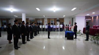 ‎Segarkan Birokrasi, Bupati JTP Lantik Pejabat Eselon II dan Beri Deadline Satu Minggu Serahkan Program Konkret ‎ ‎Bupati Tapanuli Utara Dr. Jonius Taripar Parsaoran Hutabarat (JTP) secara resmi melantik Pejabat Pimpinan Tinggi Pratama dan Pejabat Administrator di lingkungan Pemerintah Kabupaten Tapanuli Utara. Pelantikan yang dilaksanakan berdasarkan SK Bupati Nomor 100.3.3.2/236/V/2026 ini berlangsung khidmat di Aula Martua, Kantor Bupati Tapanuli Utara, Rabu (06/05/2026). ‎ ‎​Dalam arahannya, Bupati JTP Hutabarat menegaskan bahwa pelantikan ini merupakan langkah strategis untuk penyegaran organisasi dan penyesuaian kebutuhan pelayanan publik yang semakin dinamis. Beliau menekankan bahwa jabatan yang diamanahkan harus dijaga dengan integritas tinggi melalui pakta integritas dan kontrak kerja yang telah disepakati bersama. ‎ ‎​”Pelantikan ini bukan sekadar seremoni, melainkan upaya kita untuk memaksimalkan kinerja birokrasi. Saya merasa penilaian masyarakat terhadap kinerja kita masih perlu ditingkatkan. Oleh karena itu, saya meminta komitmen penuh dari saudara-saudara yang baru dilantik untuk bekerja bersama pimpinan demi pencapaian visi dan misi Tapanuli Utara,” tegas Bupati JTP. ‎ ‎​Bupati juga memberikan instruksi khusus kepada para pejabat yang baru dilantik untuk segera bergerak cepat. Beliau memberikan tenggat waktu satu minggu bagi setiap Organisasi Perangkat Daerah (OPD) untuk menyerahkan rincian program konkret hasil breakdown dari visi dan misi Bupati. ‎ ‎​”Saya minta dalam satu minggu ke depan, semua dinas memberikan program yang konkret kepada kami. Jangan sampai pimpinan yang harus menjadi kepala dinas. Saudara harus mampu menjadi mitra kerja yang produktif dan memberikan ide-ide segar,” tambahnya. ‎ ‎​Menutup arahannya, Bupati mengingatkan pentingnya dukungan keluarga, terutama para istri, dalam menunjang kinerja suami. Beliau berharap para pejabat dapat melangkah tegak dalam melakukan karya mulia sebagai pelayan masyarakat di Tapanuli Utara. ‎ ‎​Turut hadir dalam pelantikan tersebut, Wakil Bupati Tapanuli Utara Dr. Deni Parlindungan Lumbantoruan, M. Eng, Sekretaris Daerah Henry M. M. Sitompul, M. Si, Ketua TP PKK Taput Ny. Neny Angelina JTP Hutabarat, Ketua DWP Kabupaten Tapanuli Utara, para rohaniawan, pimpinan perangkat daerah, serta keluarga ‎Segarkan Birokrasi, Bupati JTP Lantik Pejabat Eselon II dan Beri Deadline Satu Minggu Serahkan Program Konkretpejabat yang dilantik.
