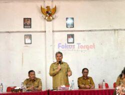 Wakil Bupati Tapanuli Utara Dr. Deni Parlindungan Lumbantoruan M.Eng menghadiri kegiatan pendistribusian Kartu Keluarga Sejahtera (KKS) sekaligus pembukaan rekening kolektif Program Keluarga Harapan (PKH) dan Program Sembako Tahap I Tahun 2026 yang dilaksanakan di Kantor Camat Tarutung, Senin (11/5/2026).