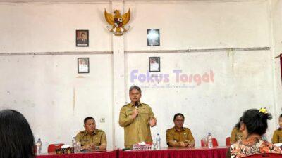 Wakil Bupati Tapanuli Utara Dr. Deni Parlindungan Lumbantoruan M.Eng menghadiri kegiatan pendistribusian Kartu Keluarga Sejahtera (KKS) sekaligus pembukaan rekening kolektif Program Keluarga Harapan (PKH) dan Program Sembako Tahap I Tahun 2026 yang dilaksanakan di Kantor Camat Tarutung, Senin (11/5/2026).