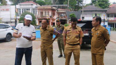 Bupati Tapanuli Utara, Dr. Jonius Taripar Parsaoran Hutabarat, S. Si, M. Si meninjau kondisi Taman Kota dan Tanggul Sungai Aek Sigeaon