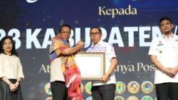 Bupati Taput Terima Penghargaan Posbankum dari Menkum RI  Bupati Tapanuli Utara Dr. Jonius Taripar Parsaoran Hutabarat, S.Si, M.Si terima penghargaan atas komitmen pembentukan Pos Bantuan Hukum Desa/Kelurahan. Penghargaan diserahkan di Aula Raja Inal Siregar, Kantor Gubernur Sumut, Medan, Rabu 10/6/2026.  Kegiatan dibuka Menteri Hukum RI bersama Gubernur Sumatera Utara. Peresmian Posbankum jadi wujud komitmen pemerintah memperluas akses layanan hukum yang mudah, cepat, dan terjangkau hingga ke desa.  Pembentukan Posbankum di Sumut bagian dari pemerataan layanan hukum. Kehadiran Posbankum juga mendukung program Perlindungan Rakyat melalui Restorative Justice yang mengedepankan penyelesaian hukum secara adil, humanis, dan berorientasi pemulihan.  Penghargaan diberikan kepada daerah yang telah membentuk Posbankum di seluruh desa dan kelurahan. Pemkab Taput telah menerbitkan SK Posbankum untuk 252 desa/kelurahan, terdiri dari 241 desa dan 11 kelurahan.  Bupati Jonius menyatakan, Posbankum jadi sarana pelayanan dan konsultasi hukum bagi masyarakat. “Keberadaan Posbankum diharapkan meningkatkan kesadaran hukum sekaligus memperkuat perlindungan hak-hak warga,” ujarnya.  Sebelumnya, Pemkab Taput juga raih penghargaan di bidang hukum, antara lain Indeks Reformasi Hukum dan Jaringan Dokumentasi dan Informasi Hukum. Capaian ini bukti komitmen memperkuat tata kelola dan pelayanan hukum kepada masyarakat
